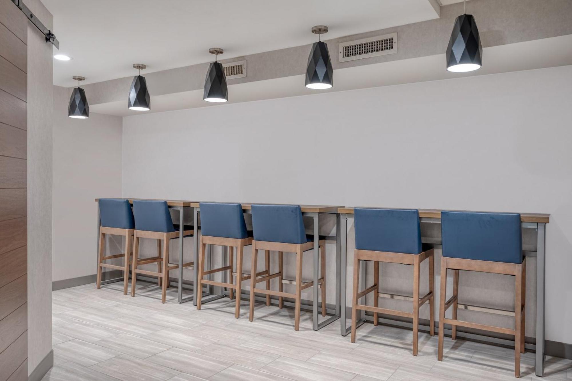 沃兹沃斯智选假日酒店&套房 沃兹沃思 外观 照片